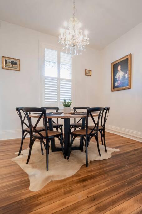 Historic Beauty In The Cbd! Parking And Wifi Appartement Launceston Buitenkant foto