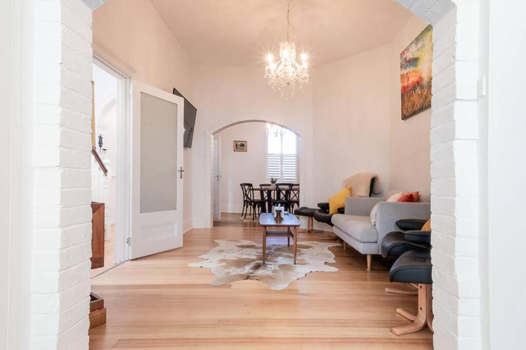 Historic Beauty In The Cbd! Parking And Wifi Appartement Launceston Buitenkant foto
